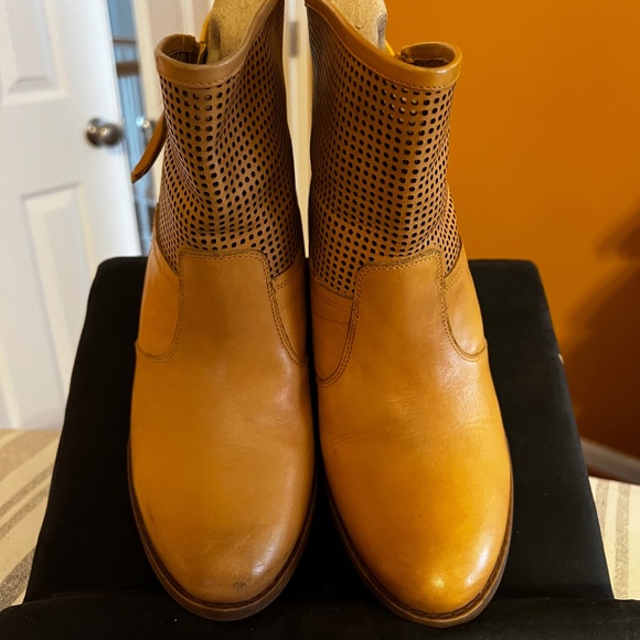 Ladies Boot - Picture 1 of 8